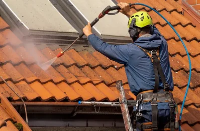 Démoussage et hydrofuge de toiture à la Valla-sur-Rochefort